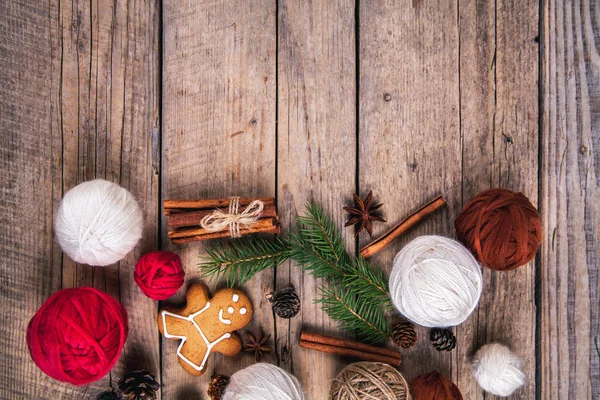 Albero di Natale sfondo con albero di Natale e biscotti a forma di pan di zenzero. la tonificazione. focus selettivo — Foto Stock