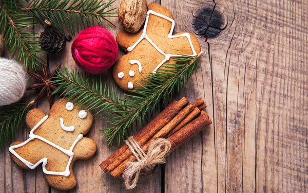 Fondo del árbol de Navidad con árbol de Navidad y galletas en forma de pan de jengibre. la tonificación. enfoque selectivo —  Fotos de Stock