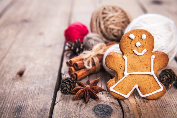 Christmas tree background with Christmas tree and gingerbread shaped cookies. the toning. selective focus — Stock Photo, Image