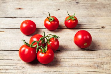 Kırsal ahşap arka planda taze kiraz domatesleri