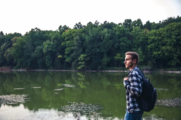 Mladý muž stál sám venkovní životní styl cestování koncept s jezerem — Stock fotografie