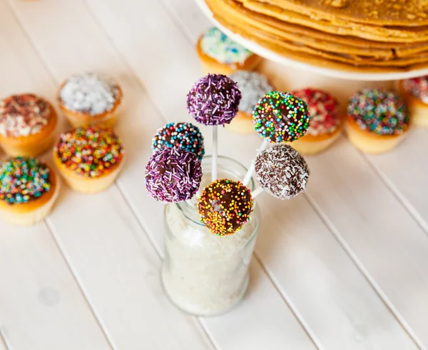 Cake pops on the holiday table. sweetness. candies on wooden background — Stock Photo, Image