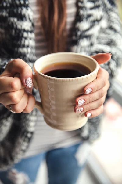 Mädchenhände mit einer Tasse Kaffee — Stockfoto