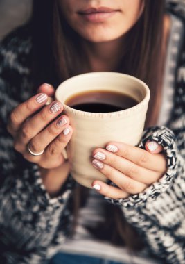 bir fincan kahve güzel bir kadın, el ve güzel dudaklar