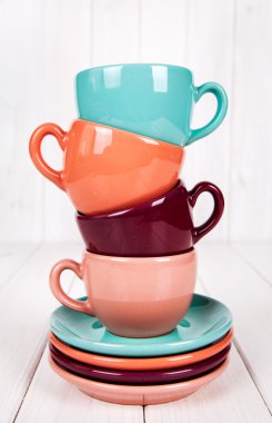 Beyaz ahşap arka plan üzerinde renkli kahve bardağı