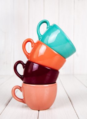 ahşap beyaz arka plan üzerinde renkli bardak. kahve kavramı