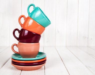 Beyaz ahşap arka plan üzerinde renkli kahve bardağı