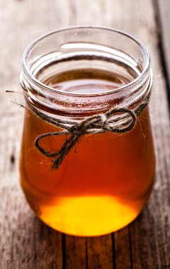 ahşap masa üzerinde bal kase. sembolü sağlıklı yaşam ve doğal tıp. aromatik ve lezzetli. 