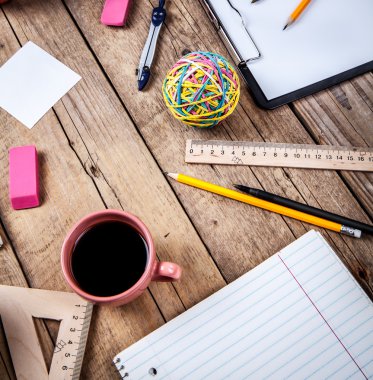 Takım işbirliği kavramı. Kahve ve ofis malzemeleri planlama iş