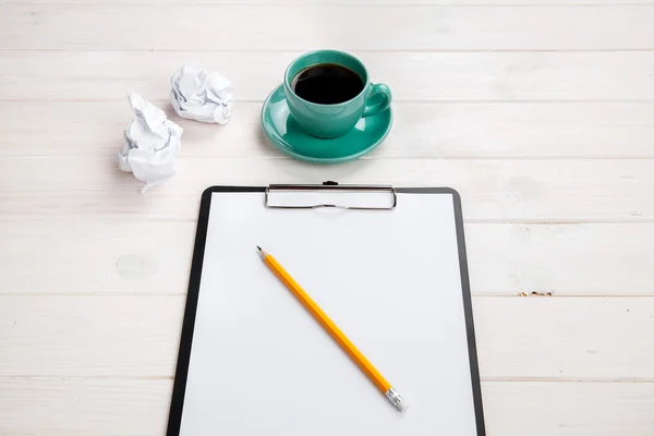 Skrynkligt papper bollar med penna och Urklipp på trä bakgrund, kopp kaffe, en felaktig uppfattning, affärsidé — Stockfoto