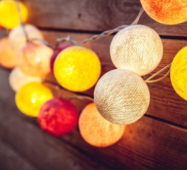 Pamuk Noel çelenk. Parlak renkli dekorasyon.