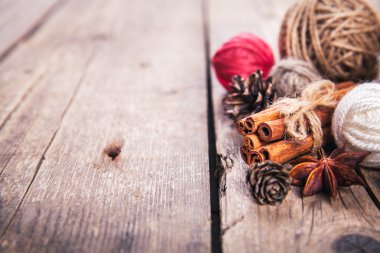 Çam kozalakları, baharat, tarçın ile Noel dekorasyon