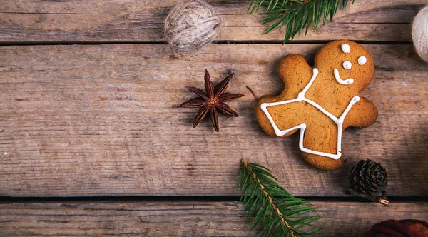 Christmas tree background with Christmas tree and gingerbread shaped cookies. the toning. selective focus — Stock Photo, Image