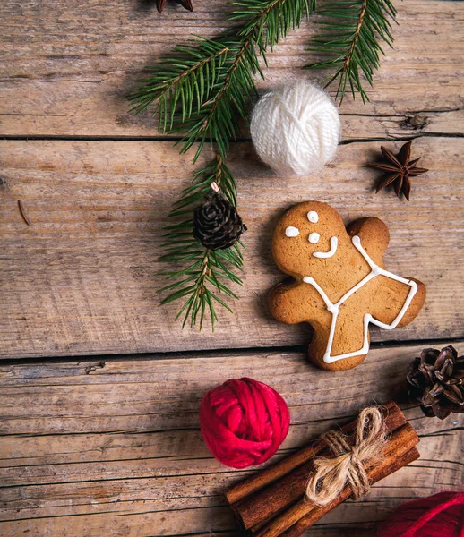 Fondo del árbol de Navidad con árbol de Navidad y galletas en forma de pan de jengibre. la tonificación. enfoque selectivo —  Fotos de Stock