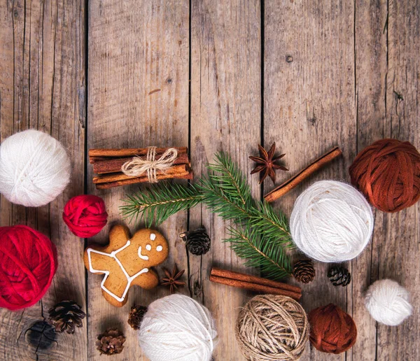 Karácsonyfa háttér karácsonyfa és a mézeskalács alakú cookie-kat. az alakformálás. szelektív összpontosít — Stock Fotó