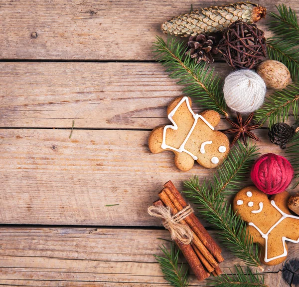 Fondo del árbol de Navidad con árbol de Navidad y galletas en forma de pan de jengibre. la tonificación. enfoque selectivo —  Fotos de Stock