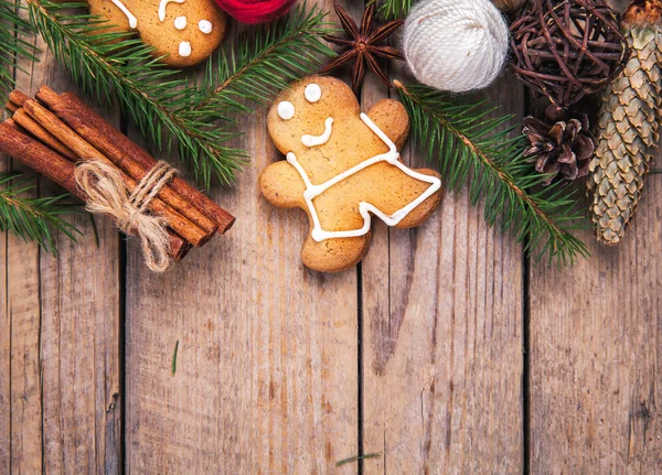 Christmas tree background with Christmas tree and gingerbread shaped cookies. the toning. selective focus — Stock Photo, Image