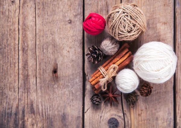 Çam kozalakları, baharat, tarçın ile Noel dekorasyon