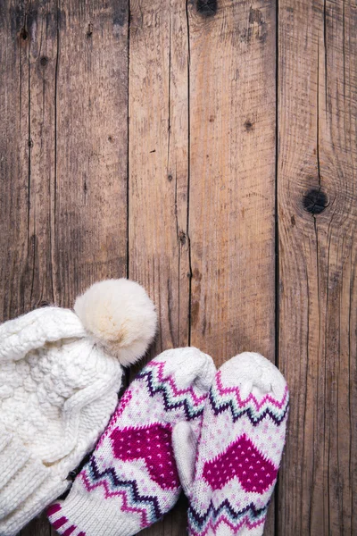 Holz Hintergrund klassische Handschuhe mit Mütze — Stockfoto