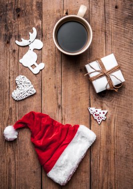 Bir fincan kahve ve Noel Baba şapkası, Noel set, hediye ve Noel ağacı. Kutlama