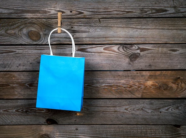 Blu Shopping bag su fondo di legno, vendita, acquisto — Foto Stock