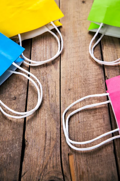 Multicolor Bolsas de compras sobre fondo de madera, venta, compra — Foto de Stock