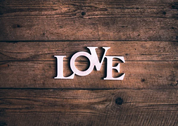 Palabra "amor" en un viejo tablón de madera. Día de San Valentín — Foto de Stock