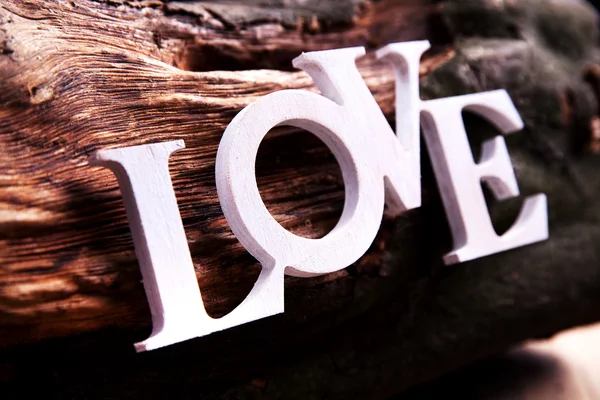 Palabra "amor" en un viejo tablón de madera. Día de San Valentín — Foto de Stock