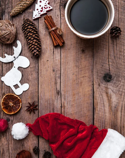 Kopje koffie en Santas hoed, Christmas-set, cadeau en kerstboom. Viering — Stockfoto