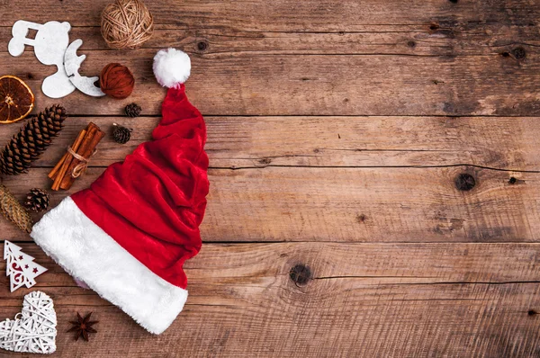 Filiżankę kawy i Mikołaje kapelusz, zestaw Bożego Narodzenia, prezent i choinki. Celebracja — Zdjęcie stockowe
