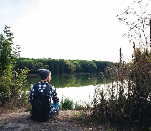 Mladý muž stál sám venkovní životní styl cestování koncept s jezerem — Stock fotografie