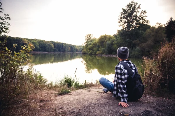 Mladý muž stál sám venkovní životní styl cestování koncept s jezerem — Stock fotografie