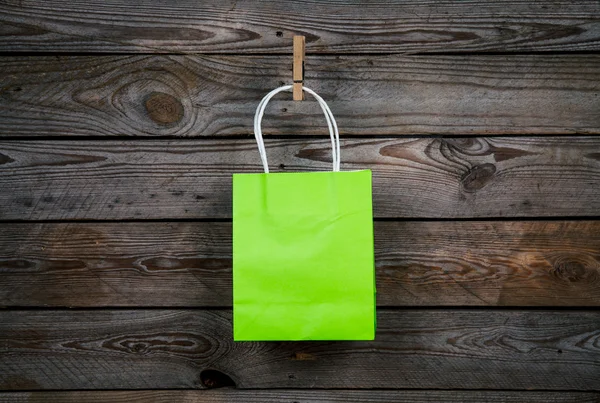 Verde Bolsa de compras sobre fondo de madera, venta, compra — Foto de Stock