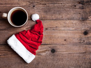 Fincan kahve ve bir ahşap arka plan, kutlama Noel babalar şapka