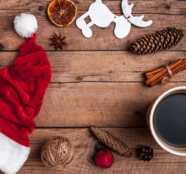 Bir fincan kahve ve Noel Baba şapkası, Noel set, hediye ve Noel ağacı. Kutlama