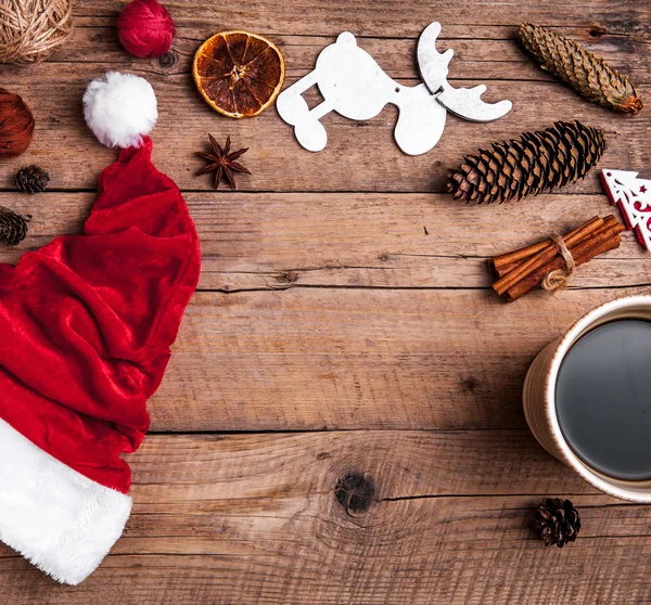 Tasse Kaffee und Weihnachtsmütze, Weihnachtsset, Geschenk und Weihnachtsbaum. Feier — Stockfoto