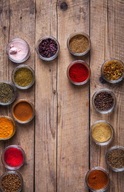 Ahşap zemin üzerine kavanoz içinde baharatlar. Gıda