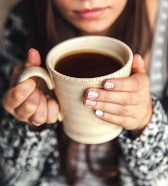 bir fincan kahve güzel bir kadın, el ve güzel dudaklar
