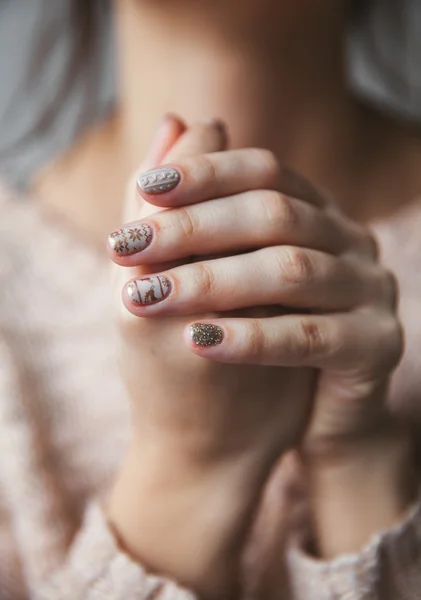 Mão feminina com manicure de Natal. Moda, pregos . — Fotografia de Stock