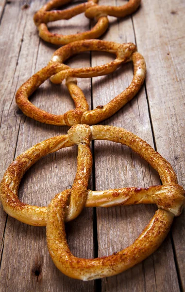 Hausgemachtes Gebäck. Brezel auf Holzgrund. Lebensmittel — Stockfoto