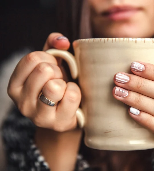 Eine Tasse Kaffee in einer schönen weiblichen Hand und schönen Lippen — Stockfoto