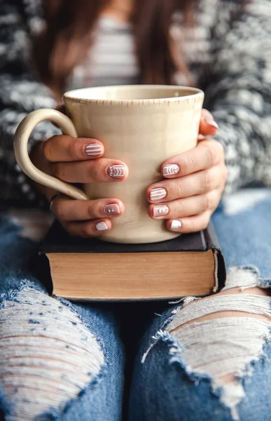Dívka s přestávkou s šálkem čerstvé kávy po čtení knih nebo studium — Stock fotografie