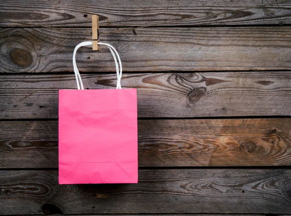 Rosa Shopping bag su fondo di legno, vendita, acquisto — Foto Stock