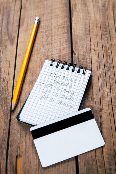 Obs och penna, en inköpslista för semester, kreditkort — Stockfoto