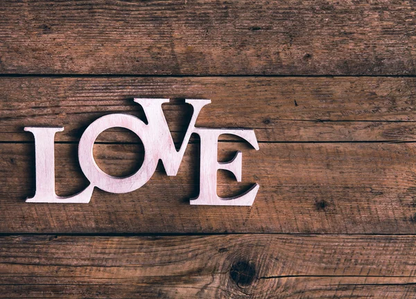 Palavra "amor" em tábuas de madeira velhas. Dia de São Valentim — Fotografia de Stock