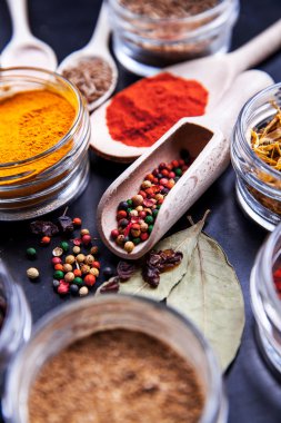 Özel kavanoz siyah arka plan üzerine baharat. Gıda