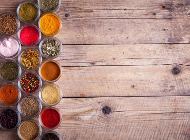 Ahşap zemin üzerine kavanoz içinde baharatlar. Gıda