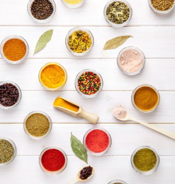 Baharat beyaz ahşap zemin üzerinde. Gıda