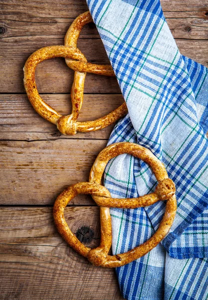 Hausgemachtes Gebäck. Brezel mit Küchentuch — Stockfoto