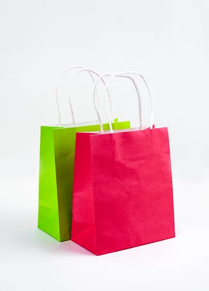 Pestrobarevné nákupní tašky na bílém pozadí, prodej, nákup — Stock fotografie